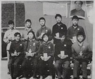 【老照片】1971年,云南建设兵团二团五营部分上海知青与连队农工的合影。前排左一