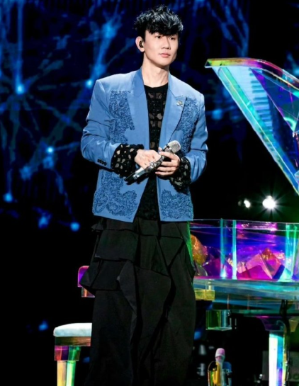 网友扒得热火朝天，亲妈辟谣跑断腿。这出“真假千金”的戏码，比偶像剧还精彩，建议直