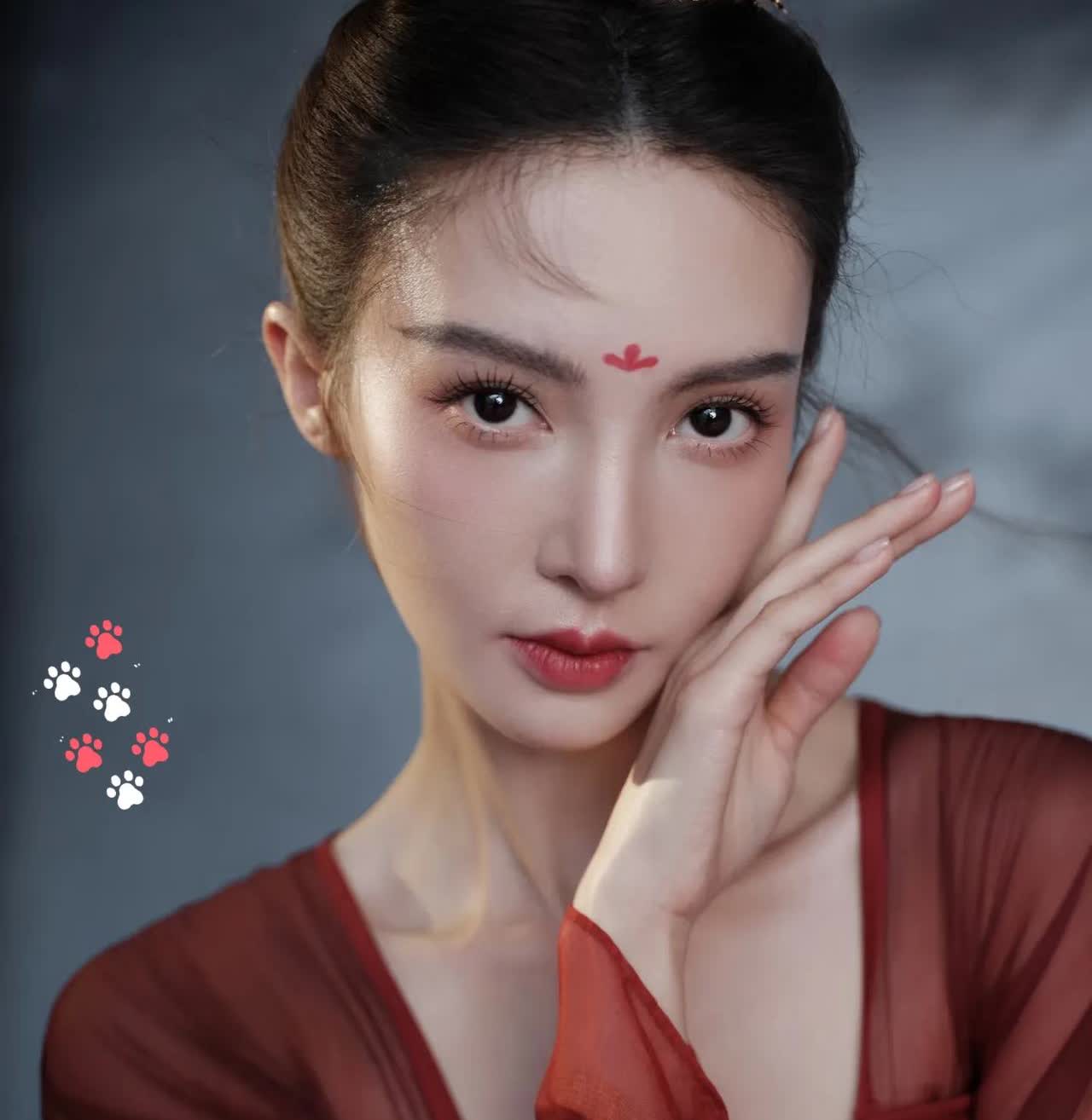 杨洋现在不担心自己

他最担心的人

不是赵露思，而是金晨，他就像！
