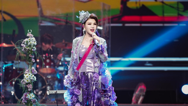 草原风拥抱海岛情！乌兰图雅“花开四季”演唱会燃动三亚