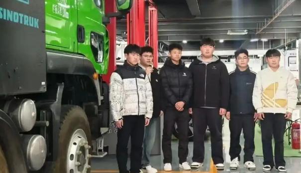 3月2日，济南一辆救护车在积雪中困住无法前行，六个路过的男孩见状立即上前帮忙推车