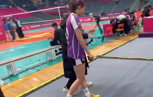 王艺竹受伤在场上都跳不动了，下来路都走不利索了，还首发三局……
杨艺不能用？刘鑫
