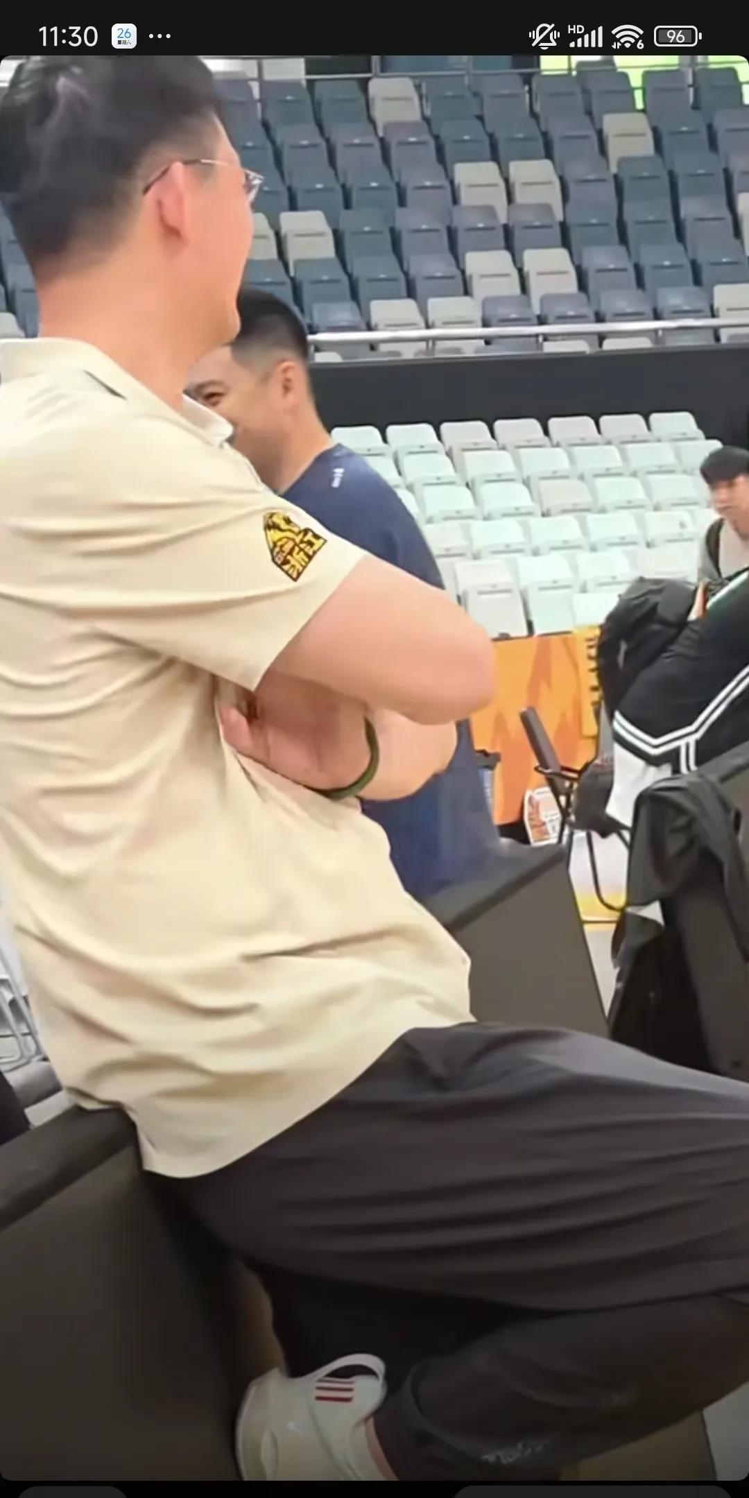 王博略显紧张，踩场遇到杨鸣走来时目光躲闪，冠军主帅笑脸盈盈打趣儿，心态决定成败，