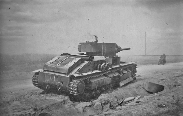 1941年巴巴罗萨行动初期被击毁的T-28坦克，右侧的机枪塔已因内部爆炸被掀翻在