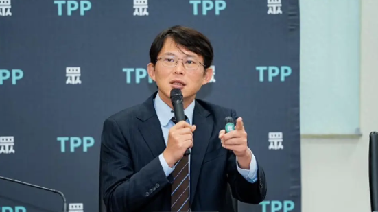 美对台加税，岛内民众党最为焦急！4月5日，黄国昌严厉痛批卓荣泰，呼吁赖清德亲自承