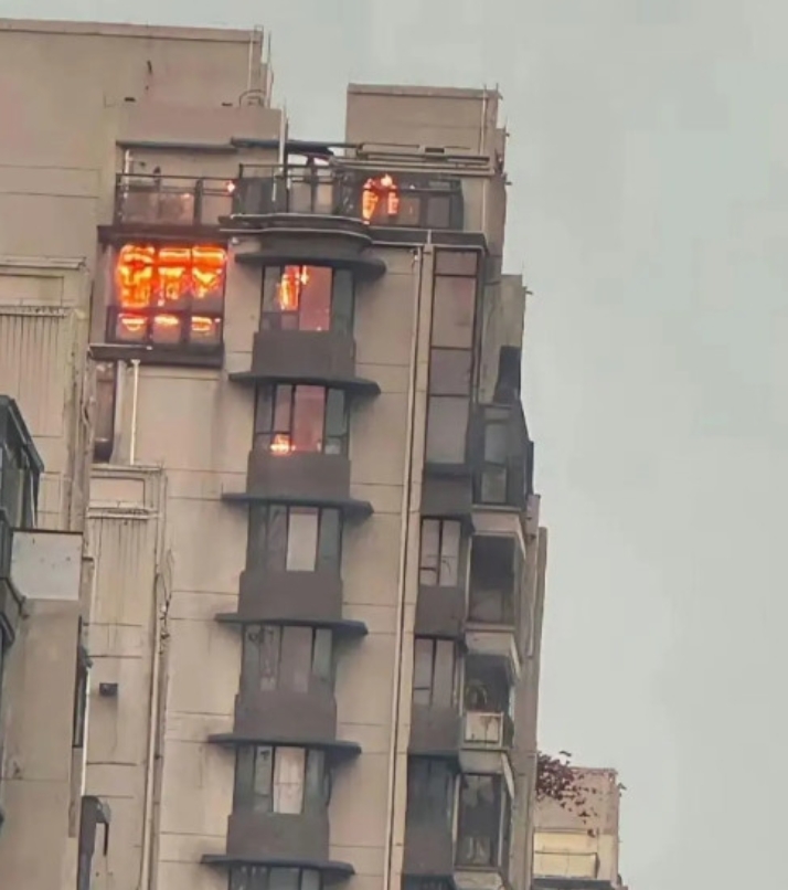 谁来解释一下，房屋里啥都没有为什么会着火？？