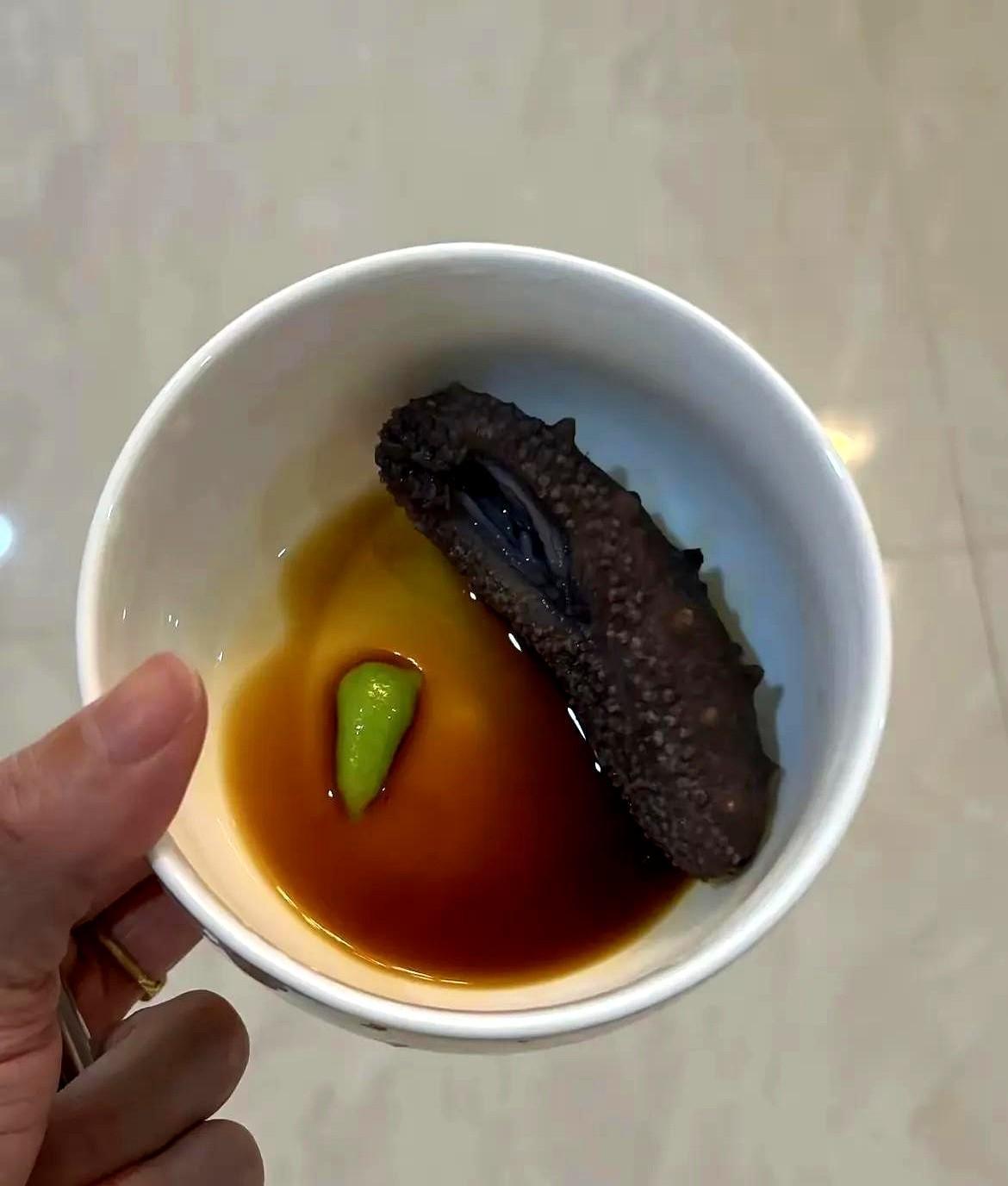 我表姐怀孕那会儿天天炫海参，跟吃零食似的。
当时我还笑话她交智商税，这玩意儿又腥