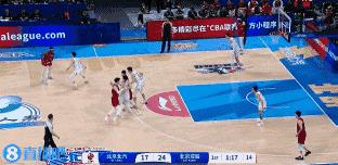 #cba# 曾凡博只能冲击内线，这球差点受伤啊。
面对自己投篮不行的情况，曾凡博