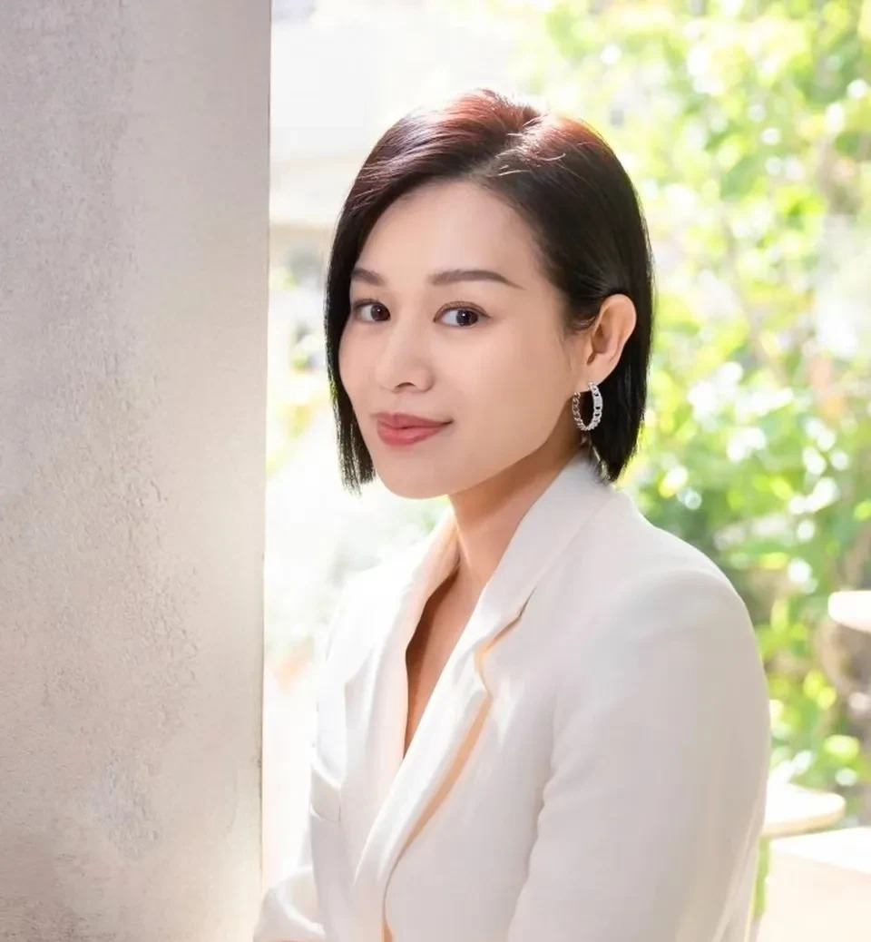 胡杏儿真人比屏幕上好看











我的天哪！胡杏儿真人竟然这么好看？