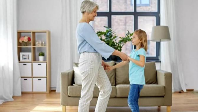 婆婆每月500的退休金却总给孙子买东西，最后知道真相的我泪目了