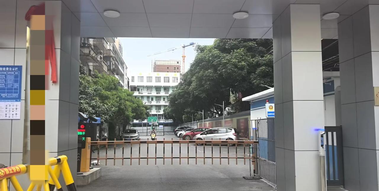 听说下半年有部分初高中取消住宿了，家长们觉得天都塌了
据说今年开始我们这里的市区
