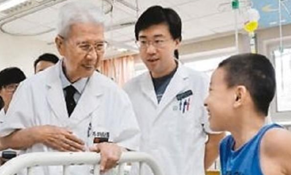 1948年，他不顾妻子反对，用刀划开刚出生3天女儿的后背，看着女儿奄奄一息，妻子