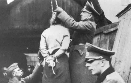 1941年，苏联女英雄，勃洛斯金娜就义照，从照片中我们可以看见，她被反绑着手，脖