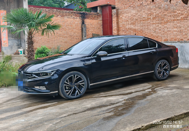 迈腾330豪华
3年半，洗干净的迈腾显得又黑又亮，已经行驶七万八千公里，稳定可靠