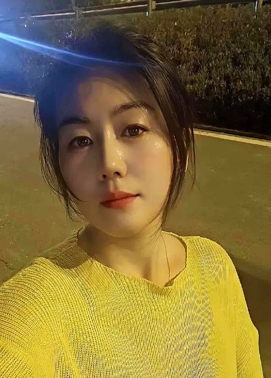 两级反转！女子离婚时有多嚣张，想复婚时就有多卑微。

当初这姐们离婚那叫一个