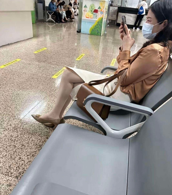 大家有没有这种情况，就是美女旁边有座位不好意思坐过去。
