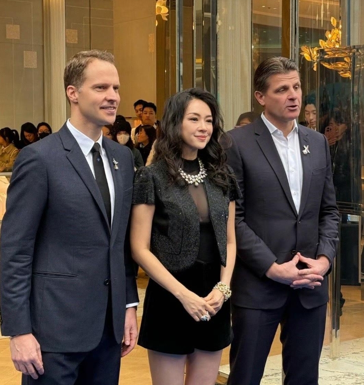 章子怡出席线下活动，很多人说她的脸变得不自然了。印象中她的颜值一直很抗打，也是娱