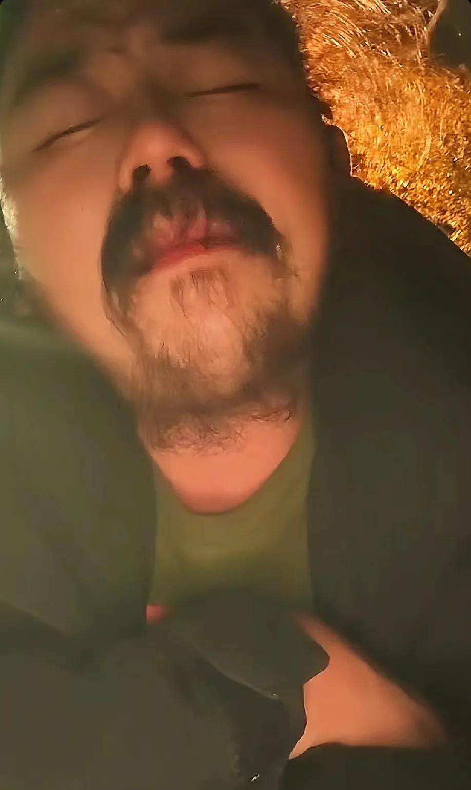 有些行为确实欠妥！最近胡雷因为资助的学生有两个离世让他站在了风口浪尖。很多网友指