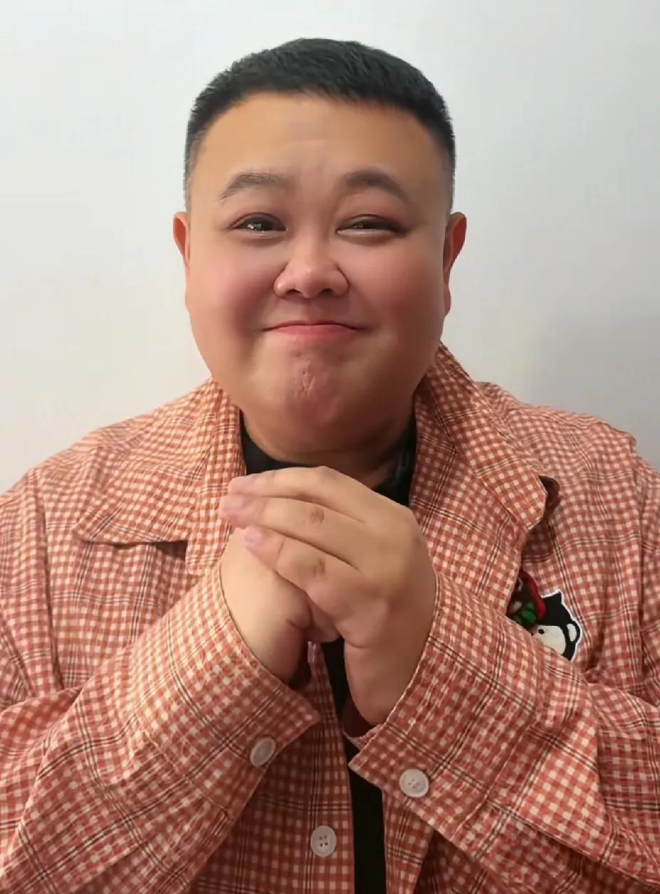 孙越是郭德纲的员工，是岳云鹏的搭档。
少年时期的孙越，曾经跟着马贵荣学习相声，后