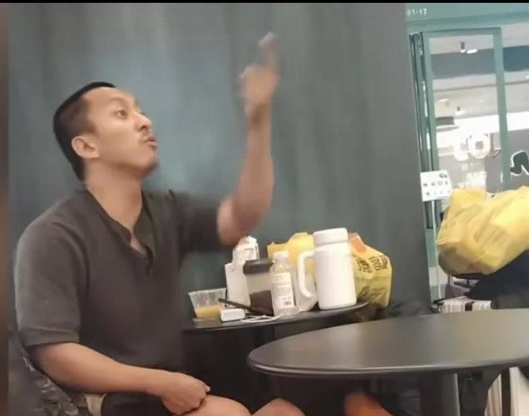 今天刷到一个视频，一男子怼的警察和店员哑口无言。

在一家商场里，商场里有一