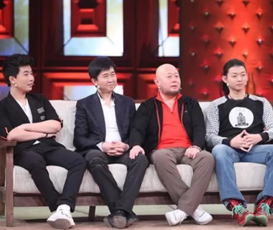 那年，付笛声拉着火风一起去买房，非要和他做邻居，火风一看居然是联排别墅，他直摇头