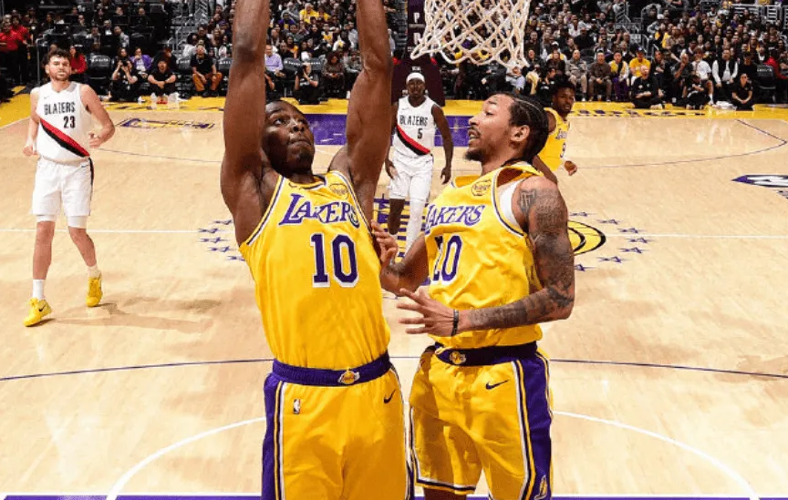 NBA常规赛，湖人对阵开拓者的比赛正在进行中。
赛中，湖人记者Anthony F