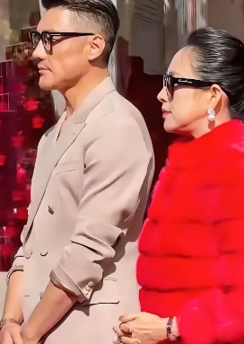 胡兵中国最优秀的模特，男模界的天花板，他身边这位半老徐娘，你认出是谁了吗？