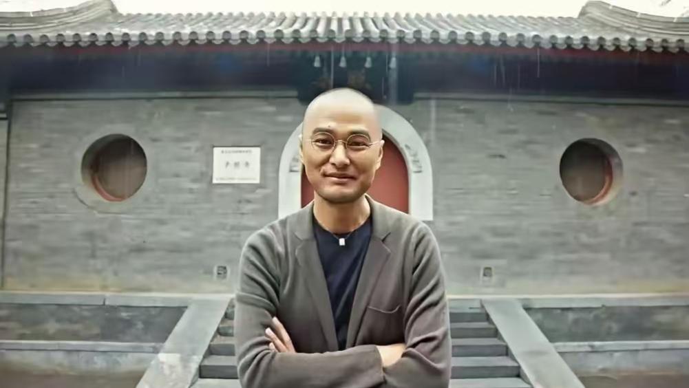 冯唐说：若你实力不足，却仍对他人充满善意，乐于助人，那么大多数人不仅不会珍视你的善良