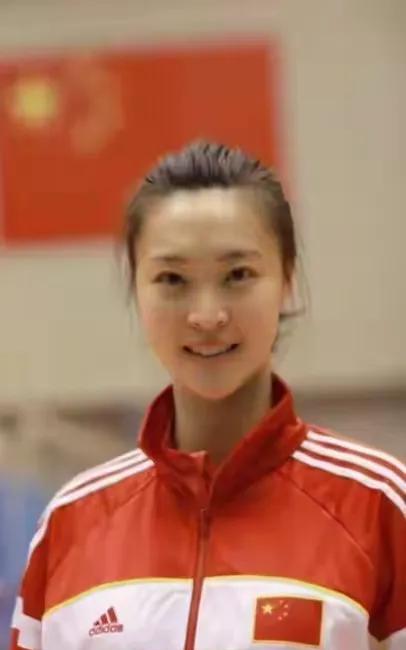 惠若琪，1991年出生于辽宁大连 。前中国女排队长，司职主攻。技术全面，基本功扎