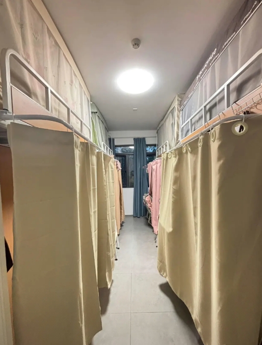 大学女生宿舍都进化成这样了？

不仅床上有帘子遮挡，连下面的桌子都围成了一个个小