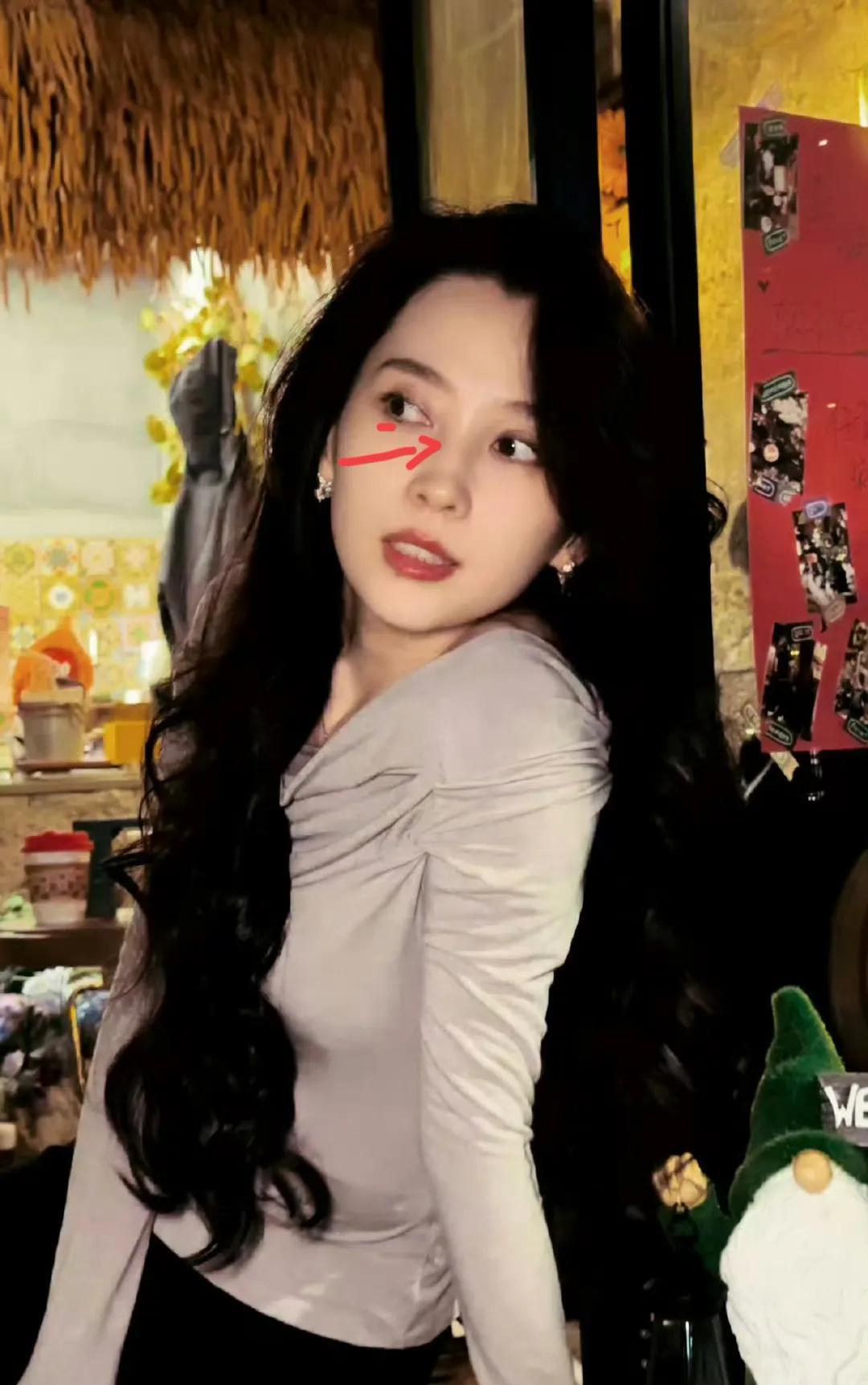 我问奶奶，你觉得森林北和汪峰会结婚吗？
奶奶看了森林北的照片沉默了一会，说了一句