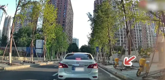 对于不文明行为就得这么治！一名男子开车等红绿灯时，前车的车主突然扔出来一个矿泉水