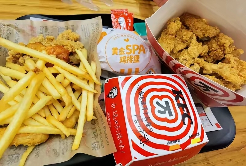 今天中午儿子吵着要吃肯德基，我没答应，他竟在地上打滚撒泼。我气得照他屁股拍了几巴