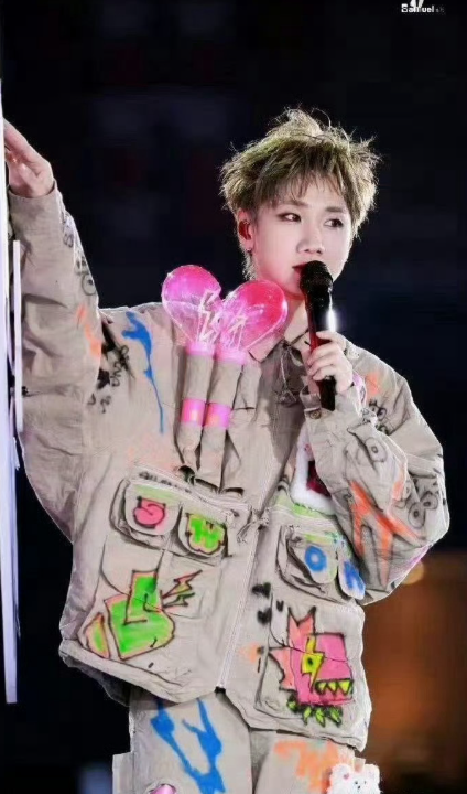 他的嘴像开了外挂，说话又快又好笑，一开口就是名场面。网友调侃：别给他留档期，不然