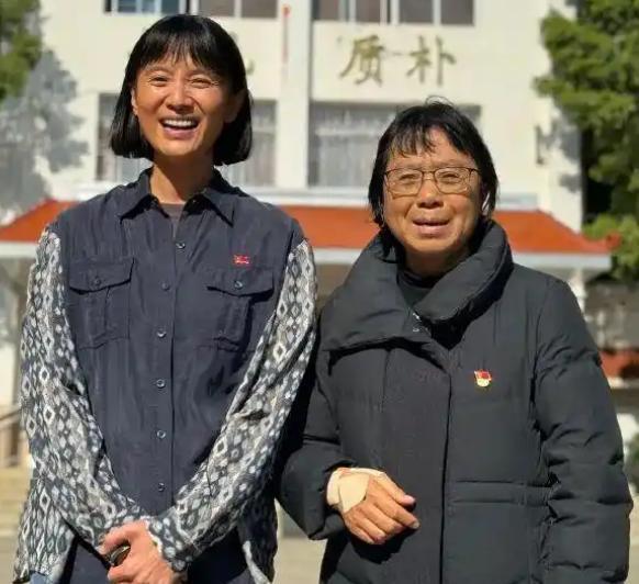 宋佳凭借电视剧《山花烂漫时》，第二次举起白玉兰“视后”的奖杯——可最初选定的女主