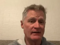 勇士主帅科尔在参加一档播客节目时谈到了威尔-理查德。
科尔表示：“你现在看理查德