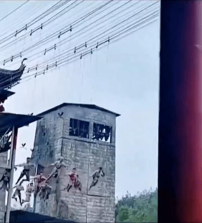 把演员吊在半空中踢腾腿，就算是“飞夺泸定桥”了，这种尬演，表演的人不觉得尴尬，看