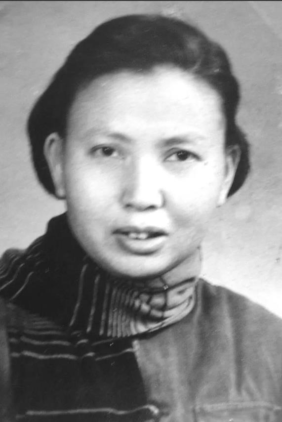 1941年，一名新四军女兵被俘虏，敌人准备活埋她。行刑前，敌人突然问：“你认识莫