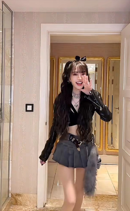 谢金燕真是妥妥的冻龄女神，49岁还像青春美少女。她大方分享过不少冻龄秘诀