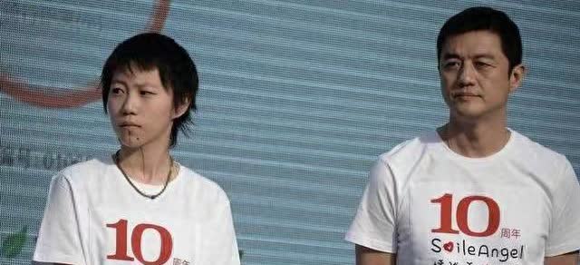 最近窦靖童在伦敦开演唱会，她妹妹李嫣去现场看她。演出中间窦靖童突然说今天是妹妹生