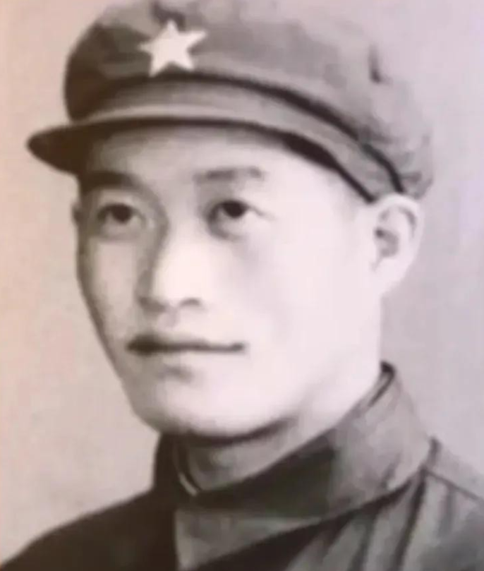 1964年，毛主席观看京剧《奇袭白虎团》，期间好奇地问道：“剧中严伟才确有其人吗