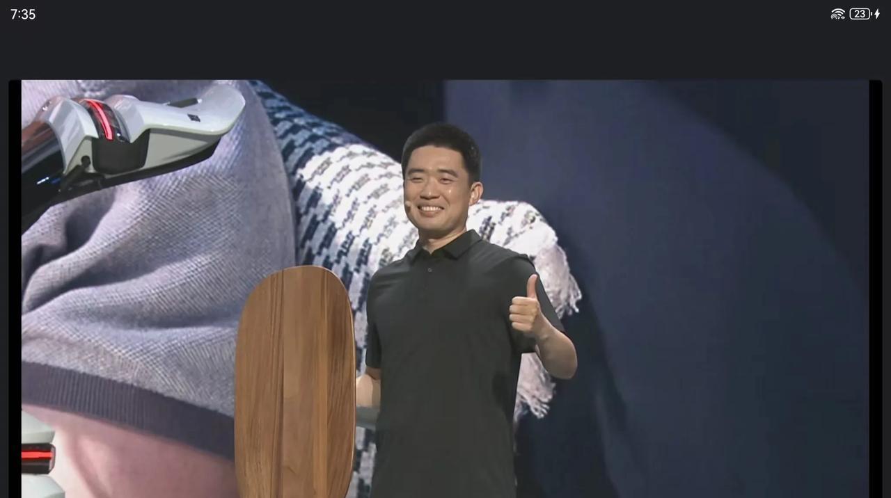 理想发布会全在致敬蔚来
好久都没听过如此尴尬的发布会了，全场发布会的逻辑跟L90