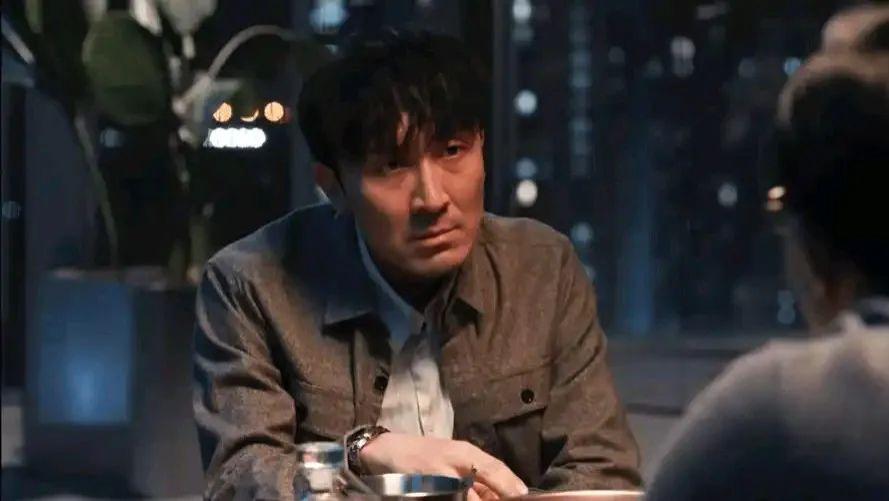 《以法之名》：为什么陈胜龙总是在公司涮火锅？不是剧组道具偷懒，背后的真相太扎心！