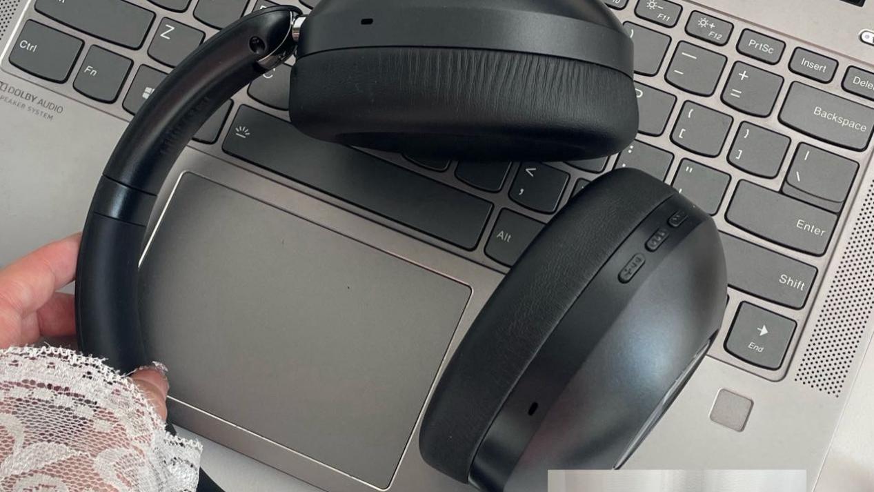 选头戴式耳机，优先选择哪些特点可以舒适佩戴一整天呢？