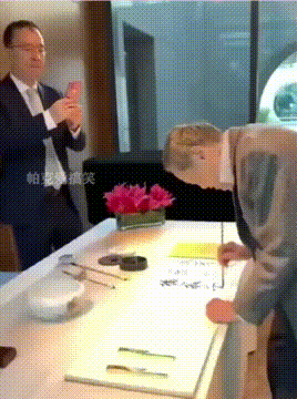 105的杨振宁，独立行走气色好，看起来精神很不错！