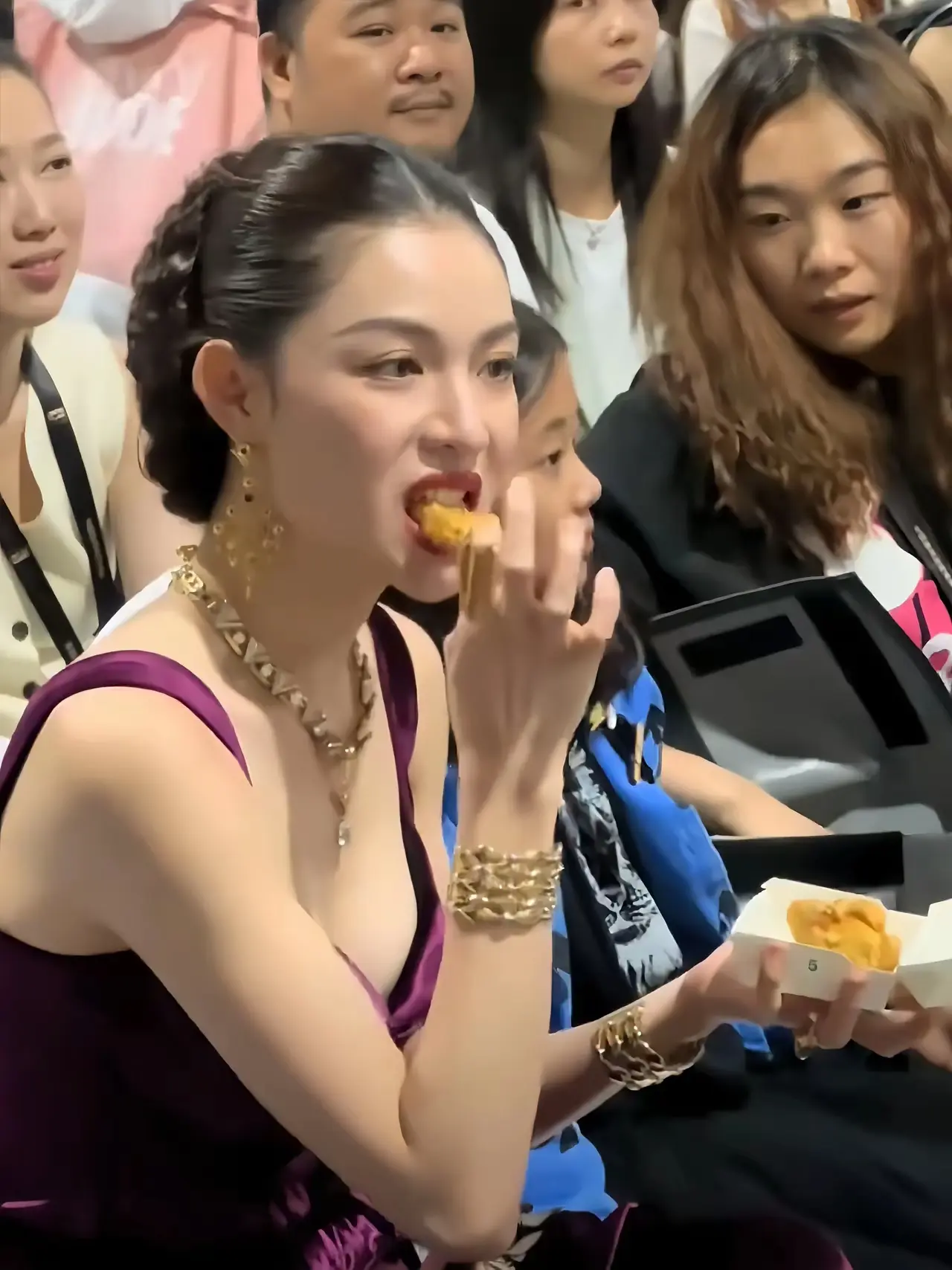 钟楚曦吃肯德基🐓，瞧把周围的人给馋😋的……