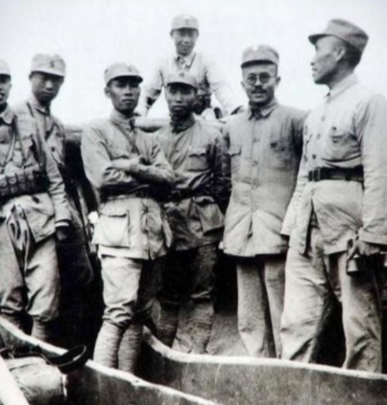 1957年，毛主席视察武汉，得知王盛荣只是建筑局里的一个副处长时，勃然大怒，当即