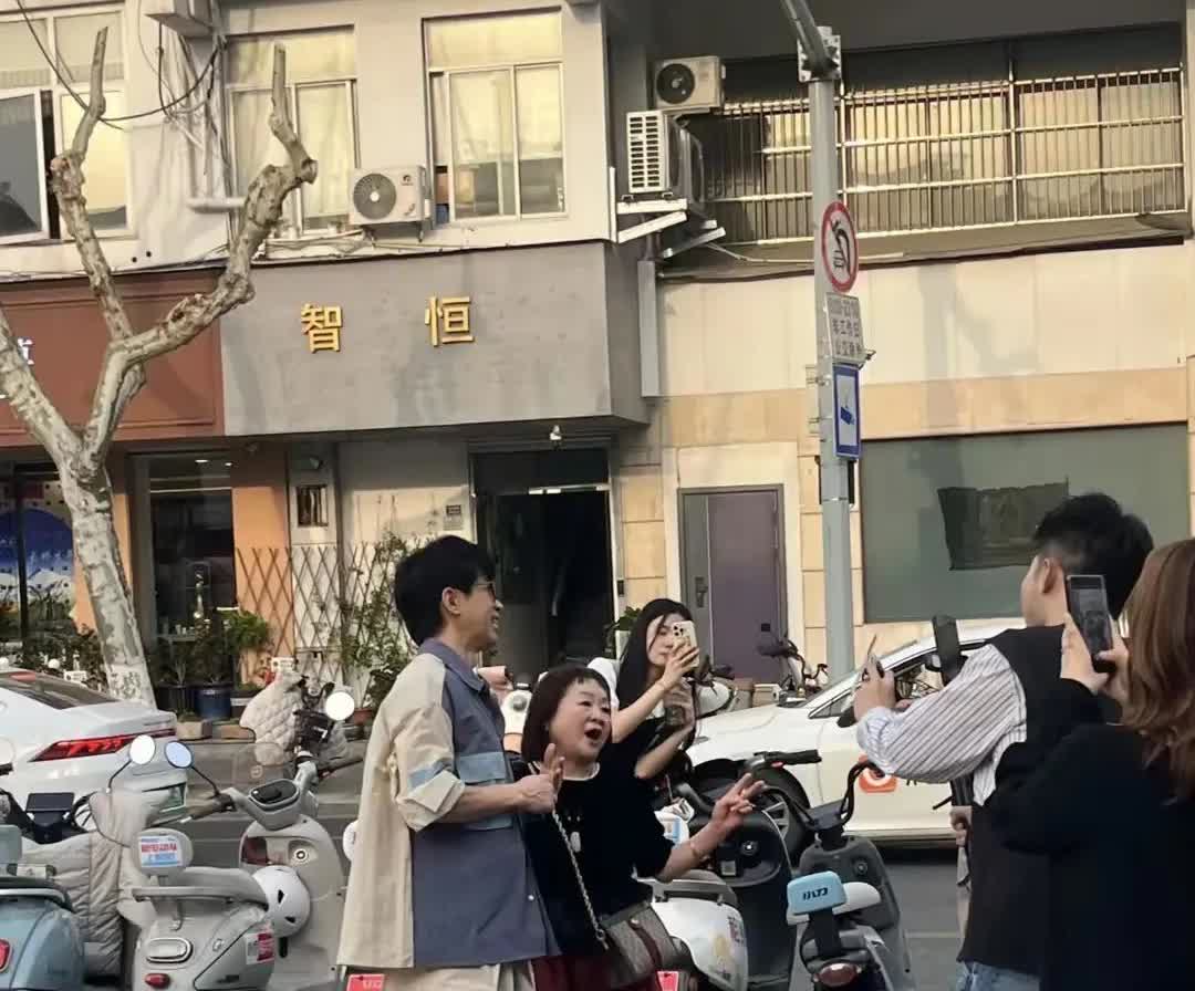 4月9日，光良带着自己的团队来到苏州十全街，54岁的他头发整齐，戴着眼镜，非常帅