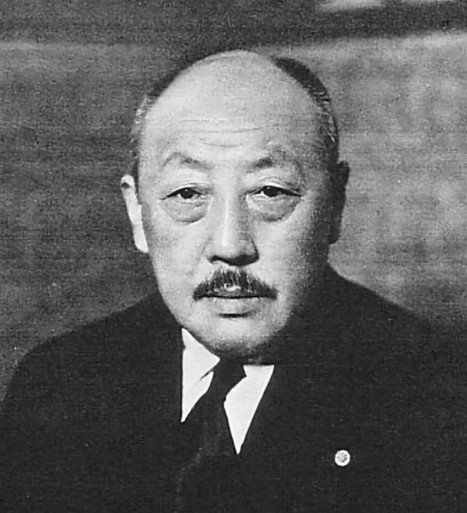 1950年冬，抚顺战犯管理所里，一个身穿棉军装的年轻看守站在铁门前，眼神直直地盯