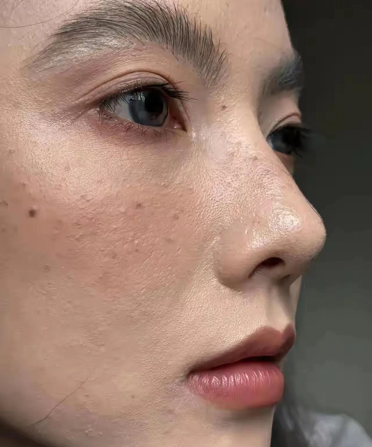 这是谁的生图？骨相太优越了
除了皮肤粗糙点
眼睛鼻子眉毛嘴巴都是按照标准长的
这